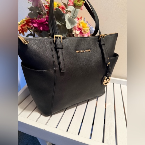 Michael Kors Handbags - MICHAEL KORS CHARLOTTE LARGE MEDIUM ZIP TOTE SHOULDER BAG MK BLACK LEATHER GOLD